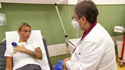 Nach einem Treppensturz kommt eine Patientin in die Klink.