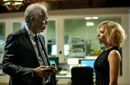 Prof. Norman (Morgan Freeman), Lucy (Scarlett Johansson).