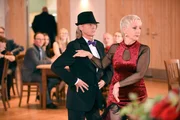 Treptow (Andreas Wimberger) vertritt W&ouml;ller und tanzt mit Helene Ritter (Alexandra Prusa) auf dem Wettbewerb.