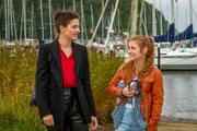 (v.li.): Nikki (Leonie Parusel), Charlie Jansen (Josefine Preu&szlig;)