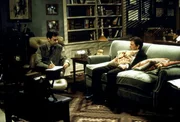 Mike (Michael J. Fox, r.) hat eine Sitzung bei seinem Therapeuten (Mark Nelson, l.). Mike (Michael J. Fox, r.) hat eine Sitzung bei seinem Therapeuten (Mark Nelson, l.).