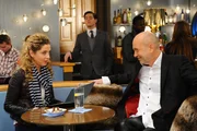 Nina (Maria Wedig, l.) ist von Brunos (K. Dieter Klebsch, r.) Auftritt ziemlich überrumpelt. Sie kann sich unter keinen Umständen vorstellen, zu Lanford zurückzukehren und verspricht Jojo, dass sie Bruno absagen wird ... Nina (Maria Wedig, l.) ist von Brunos (K. Dieter Klebsch, r.) Auftritt ziemlich überrumpelt. Sie kann sich unter keinen Umständen vorstellen, zu Lanford zurückzukehren und verspricht Jojo, dass sie Bruno absagen wird ...