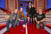 Moderator Kai Pflaume und seine Rateteam-Kapit&auml;ne Bernhard Ho&euml;cker und Elton begr&uuml;&szlig;en in dieser Sendung den S&auml;nger Peter Kraus und die S&auml;ngerin Gitte H&aelig;nning.