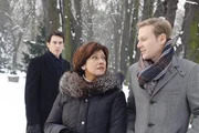 Die Vers&ouml;hnung zwischen Mark (Arne Stephan, l.) und seiner Mutter Ingrid (Olivia Silhavy, M.) scheint endg&uuml;ltig gescheitert: Mark ist am Boden zerst&ouml;rt. Er muss davon ausgehen, dass Ingrid und Philip (Philipp Romann, r.) seine wahre Vergangenheit vor der Familie Aden aufdecken werden ...