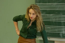 Die Lehrerin Maria Kowalke (Petra Schmidt-Schaller) ist noch verzweifelt, was ihre neue Musikklasse 10 A betrifft. Keiner will Musik machen!