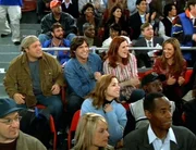 Da Eddies (Eddie McClintock) und Allys (Jenica Bergere) Partner schon etwas vor haben, nehmen Carrie (Leah Remini, re.) und Doug (Kevin James, li.) die beiden zu einem Spiel mit, nat&uuml;rlich nicht ohne einen Hintergedanken...