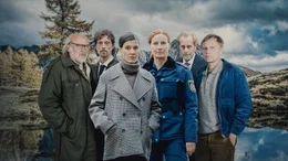 L-R: Flattacher (Johannes Flaschberger), Harry Weinisch (Michael Pink), Oberinspektorin Acham (Pia Hierzegger), Martina Schober (Jutta Fastian), Hannes Guggenbauer sen. (Helmut Bohatsch), Hannes Guggenbauer jun. (Robert Stadlober).