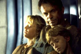 Dr. Alan Grant (Sam Neill, oben) und die Kinder Lex (Ariana Richards) und Tim (Joseph Mazzello) entkommen nur knapp den gef&auml;hrlichen Dinosauriern.