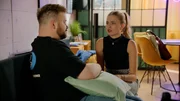 In ihrem Frust wird Johanna (Charlott Reschke) von Jonas (Felix van Deventer) aufgefangen. In ihrem Frust wird Johanna (Charlott Reschke) von Jonas (Felix van Deventer) aufgefangen.