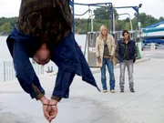 Revierinspektorin Penny Lanz (Lilian Klebow, l.) und ihre befreundete Kollegin Caro Geiger (Doris Golpashin, r.) sind schockiert beim Anblick ihres ermordeten Kollegen. Revierinspektorin Penny Lanz (Lilian Klebow, l.) und ihre befreundete Kollegin Caro Geiger (Doris Golpashin, r.) sind schockiert beim Anblick ihres ermordeten Kollegen.
