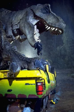 "Jurassic Park", Durch Genmanimpulation gelingt es dem Milliard&auml;r John Hammond, verschiedene Dinosaurierarten zu z&uuml;chten. Er errichtet vor der K&uuml;ste Costa Ricas einen Freizeitpark. Dr. Grant, Dr. Sattler und der Mathematiker Malcolm sollen Hammonds Lebenswerk als erste besuchen. Die Besichtigungstour wird f&uuml;r die Wissenschafter und Hammonds Enkelkinder allerdings zum Horrortrip, als das Sicherheitssystem au&szlig;er Kraft gesetzt wird.  SENDUNG: ORF eins - MI - 01.05.2013 - 18:00 UHR. - Veroeffentlichung fuer Pressezwecke honorarfrei ausschliesslich im Zusammenhang mit oben genannter Sendung oder Veranstaltung des ORF bei Urhebernennung.  Foto: ORF/Universal.  Anderweitige Verwendung honorarpflichtig und nur nach schriftlicher Genehmigung der ORF-Fotoredaktion.  Copyright: ORF, Wuerzburggasse 30, A-1136 Wien, Tel. +43-(0)1-87878-13606
