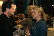 Marian (Sam Eisenstein), und Lena (Juliette Greco) machen sich nach dem Busungl&uuml;ck Gedanken um Alexanders &Auml;ngste und Marian will Alexander das Gef&uuml;hl geben, dass die Familie ein sicherer Hafen ist.