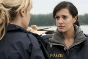 Bei einer Razzia sieht Revierinspektorin Penny Lanz (Lilian Klebow, l.) ihre befreundete Kollegin Caro Geiger (Doris Golpashin, r.) nach langer Zeit wieder. Bei einer Razzia sieht Revierinspektorin Penny Lanz (Lilian Klebow, l.) ihre befreundete Kollegin Caro Geiger (Doris Golpashin, r.) nach langer Zeit wieder.