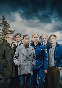 L-R: Flattacher (Johannes Flaschberger), Harry Weinisch (Michael Pink), Oberinspektorin Acham (Pia Hierzegger), Martina Schober (Jutta Fastian), Hannes Guggenbauer sen. (Helmut Bohatsch), Hannes Guggenbauer jun. (Robert Stadlober).