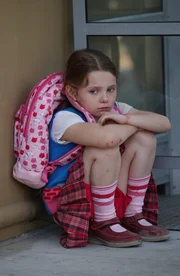 Nachdem Sandy (Abigail Breslin) befreit wurde, hilft sie den Ermittlern bei der Suche nach dem Täter, der noch immer ihre Mutter gefangen hält ... Nachdem Sandy (Abigail Breslin) befreit wurde, hilft sie den Ermittlern bei der Suche nach dem Täter, der noch immer ihre Mutter gefangen hält ...