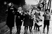 Aus Berlin, der vibrierenden Metropole der Weimarer Republik, wurde 1933 in nur wenigen Monaten die Hauptstadt des Dritten Reichs. Die Ereignisse des Jahres werden chronologisch erz&auml;hlt, aus den Blickwinkeln der Zeitgenossen. Grundlage sind Tageb&uuml;cher und Briefe, Bilder und Filme. Eine Collage &uuml;ber das Ende einer Demokratie und den Beginn einer Diktatur, vergangen und gegenw&auml;rtig zugleich. Kinder gehen mit Hakenkreuzfahnen in der Hand spazieren. Propagandafoto f&uuml;r die Presse.