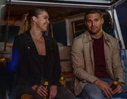Lena Bosko (Ronda Rousey, l.); Eddie Diaz (Ryan Guzman, r.) Lena Bosko (Ronda Rousey, l.); Eddie Diaz (Ryan Guzman, r.)