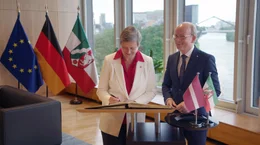 300 Besucher und Staatsg&auml;ste trifft Landtagspr&auml;sident Andr&eacute; Kuper (re.) im Jahr, wie auch die lettische Botschafterin.