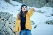 Alma (Laeni Geiseler) zeigt auf die entdeckte Leiche. Alma (Laeni Geiseler) zeigt auf die entdeckte Leiche.