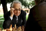 Peter Hallbach (Otto Tausig, l.) liebt es, mit Major Carl Ribarski (Stefan Jürgens, r.) Schach zu spielen. Peter Hallbach (Otto Tausig, l.) liebt es, mit Major Carl Ribarski (Stefan Jürgens, r.) Schach zu spielen.