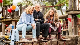 Karin (Maren Kroymann), Philippa (Barbara Sukowa, re.) und Gerhard (Heiner Lauterbach) werden Leih-Gro&szlig;eltern.
