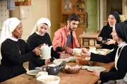 Fazil fr&uuml;hst&uuml;ckt bei den Nonnen &ndash; er muss zu den Reitmairs und Schwester Claudia findet, dass Lela mit dem Kinderchor zu ehrgeizig ist (v.li.: Denise M&rsquo;Baye, Mareike Lindenmeyer, Ariya Robat Mili, Janina Hartwig, Emanuela von Frankenberg).