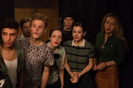 Von links: Bongo (Mohamed Issa), Moritz (Taddeo Kufus), Finn (Ludwig Simon), Milly (Valerie Stoll), "Tr&ouml;te" (Gustav Schmidt) und Nele (Melina Fabian) fiebern hinter der B&uuml;hne mit ihrer Lehrerin Maria Kowalke (Petra Schmidt-Schaller, r.) ihrem gro&szlig;en Gesangs- und Tanzauftritt entgegen.