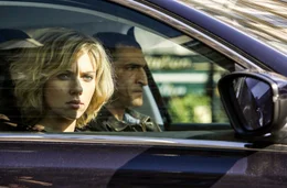 Lucy (Scarlett Johansson), Pierre Del Rio (Amr Waked).