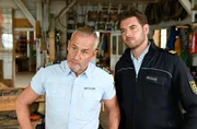 Paul Schott (TimWilde, l.) und Jakob Frings (Max K&ouml;nig, r.) m&uuml;ssen einen dubiosen Sprengstofffund aufkl&auml;ren. Was steckt dahinter?