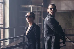 L-R: Lexy (Er&eacute;ndira Ibarra) und Berg (Brian J. Smith)