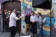 Tobias (Patrick M&uuml;ller, 2.v.l.) freut sich, als Easy (Lars Steinh&ouml;fel, l.) beim Fotoshooting auf andere Gedanken kommt. Rechts Paco (Milos Vukovic) und Britta (Tabea Heynig)