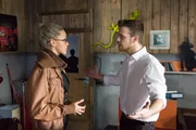 Micki (Joy Lee Juana Abiola-Müller) und Tobias (Patrick Müller) zerstreiten sich über Mickis unprofessionelles Verhalten. Micki (Joy Lee Juana Abiola-Müller) und Tobias (Patrick Müller) zerstreiten sich über Mickis unprofessionelles Verhalten.