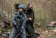 Milly (Abigail Abraham) und Dax (Mustafa Duygulu) in der Au&szlig;enwelt.