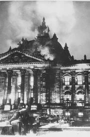 Aus Berlin, der vibrierenden Metropole der Weimarer Republik, wurde 1933 in nur wenigen Monaten die Hauptstadt des Dritten Reichs. Die Ereignisse des Jahres werden chronologisch erz&auml;hlt, aus den Blickwinkeln der Zeitgenossen. Grundlage sind Tageb&uuml;cher und Briefe, Bilder und Filme. Eine Collage &uuml;ber das Ende einer Demokratie und den Beginn einer Diktatur, vergangen und gegenw&auml;rtig zugleich. - Feuerwehrarbeiten am brennenden Reichstagsgeb&auml;ude, Februar 1933.