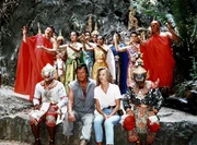 Josip (in rot, re.), Malec (in rot, li.), Andre (Pierre Brice, vorne 2.v.li.) und die Entwicklungshelferin Mandy (Barbara Dumba, vorne 2.v.re.) haben auf Phuket einen geheimnisvollen Tempel entdeckt.