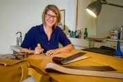 Die Taschenmacherin Sophie Annerl aus P&ouml;chlarn in ihrem Atelier Elmsfeuer.