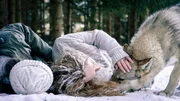 Der Wolf versucht Lucia (Brigitte Hobmeier) und Alma (Laeni Geiseler) vor dem Erfrieren zu retten. Der Wolf versucht Lucia (Brigitte Hobmeier) und Alma (Laeni Geiseler) vor dem Erfrieren zu retten.
