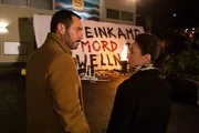 Richard (Silvan-Pierre Leirich) und Simone (Tatjana Clasing) m&uuml;ssen sich den Folgen von Isabelles Schmutzkampagne stellen. Steht das Steinkamp-Imperium nun vor dem Aus?
