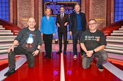 Moderator Kai Pflaume (M.) und seine Rateteam-Kapit&auml;ne Bernhard Ho&euml;cker (l.) und Elton (r.) begr&uuml;&szlig;en in dieser Sendung die Schauspielerin Mareile Millowitsch (2.v.l.) und den Schauspieler Axel Milberg (2.v.r.).
