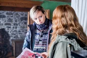 Lucia (Brigitte Hobmeier, r.) zeigt Valentina (Marie-Luise Stockinger) die Zeichnungen von Alma. Lucia (Brigitte Hobmeier, r.) zeigt Valentina (Marie-Luise Stockinger) die Zeichnungen von Alma.