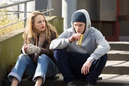 Maria Kowalke (Petra Schmidt-Schaller) bewegt "Tr&ouml;te" (Gustav Schmidt) dazu, wieder in die Schule zu kommen.