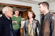 Vor der Abreise konfrontieren Nina (Julia Cencig, 2.v.r.) und Lukas (Jakob Seeböck r.) den pensionierten Mediziner Felix Möllner (Ulli Kinalzik, l.) und seinen Sohn Dirk (Max Urlacher, 2.v.l.) mit einigen unangenehmen Wahrheiten. Vor der Abreise konfrontieren Nina (Julia Cencig, 2.v.r.) und Lukas (Jakob Seeböck r.) den pensionierten Mediziner Felix Möllner (Ulli Kinalzik, l.) und seinen Sohn Dirk (Max Urlacher, 2.v.l.) mit einigen unangenehmen Wahrheiten.