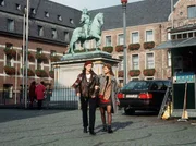 WDR Fernsehen TATORT, "Brüder", Fernsehfilm, Deutschland 1997, Regie Hartmut Griesmayr, am Mittwoch (21.03.12) um 22:55 Uhr. Auf einem Bummel durch Düsseldorfs Altstadt versucht Kommissarin Koch (Roswitha Schreiner, re) das Vertrauen der jungen Sandra (Rita Lengyel) zu gewinnen. Sie erhofft sich Informationen im Mordfall Birgit Lauffer. WDR Fernsehen TATORT, "Brüder", Fernsehfilm, Deutschland 1997, Regie Hartmut Griesmayr, am Mittwoch (21.03.12) um 22:55 Uhr. Auf einem Bummel durch Düsseldorfs Altstadt versucht Kommissarin Koch (Roswitha Schreiner, re) das Vertrauen der jungen Sandra (Rita Lengyel) zu gewinnen. Sie erhofft sich Informationen im Mordfall Birgit Lauffer.