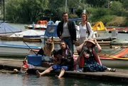 "Kommissar Rex", "Das Donaukrokodil." Krokodilalarm: In der Alten Donau soll ein Krokodil ausgesetzt worden sein und Menschen gefährden! "Sommerloch-Story" oder Realität? Selbst unsere Ermittler werden mit Anrufen belästigt. Da muss die dicke Margarethe, auch Mops genannt, zusehen, wie ihre schöne Schwester Doris im Wasser untergeht. Zunächst kein Fall für die Mordkommission. Wohl aber der des Kellners Serge, der kurz danach in seiner Wohnung nahe der "Alten Donau" erschossen aufgefunden wird. Viele Indizien weisen auf Serges eifersüchtige Freundin Sonja hin. Unsere Ermittler stoßen dank Rex auf ein Beweisstück, das dem Fall eine totale Wende gibt.Im Bild (v.li.): Johann Murg, Alexander Pschill, Elke Winkens, Heidi Gross. "Kommissar Rex", "Das Donaukrokodil." Krokodilalarm: In der Alten Donau soll ein Krokodil ausgesetzt worden sein und Menschen gefährden! "Sommerloch-Story" oder Realität? Selbst unsere Ermittler werden mit Anrufen belästigt. Da muss die dicke Margarethe, auch Mops genannt, zusehen, wie ihre schöne Schwester Doris im Wasser untergeht. Zunächst kein Fall für die Mordkommission. Wohl aber der des Kellners Serge, der kurz danach in seiner Wohnung nahe der "Alten Donau" erschossen aufgefunden wird. Viele Indizien weisen auf Serges eifersüchtige Freundin Sonja hin. Unsere Ermittler stoßen dank Rex auf ein Beweisstück, das dem Fall eine totale Wende gibt.Im Bild (v.li.): Johann Murg, Alexander Pschill, Elke Winkens, Heidi Gross.