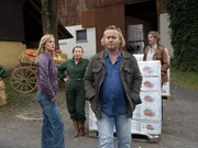 Major Carl Ribarski (Stefan J&uuml;rgens, r.) und seine Kollegen Penny Lanz (Lilian Klebow, l.) sowie Helmuth Nowak (Gregor Seberg, 2.v.r.) suchen Marianne Riegler (Krista Stadler, 2.v.l.) auf deren Bauernhof zur Befragung auf.