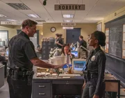 Officer Brogan McCluskey (Karl Makinen, l.); Athena (Pepi Sonuga, r.) Officer Brogan McCluskey (Karl Makinen, l.); Athena (Pepi Sonuga, r.)