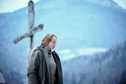 Lucia (Brigitte Hobmeier) ist &uuml;ber das pl&ouml;tzliche Verschwinden ihrer Tochter Alma besorgt.