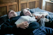 Matthi (Robert Stadlober) liegt mit Alma (Laeni Geiseler) auf dem Bett. Matthi (Robert Stadlober) liegt mit Alma (Laeni Geiseler) auf dem Bett.