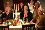 Bischof Rossbauer (Horst Sachtleben, li.), Mutter Oberin (Nina Hoger, m.) und Stolpe (Markus Hering) bei der Gala.