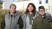 Andrea Kapala, Mi. mit ihren beiden S&ouml;hnen Marius,li. und Erik,re. Das Team von &bdquo;Zuhause im Gl&uuml;ck&ldquo; will der verzweifelten Familie helfen und ihr altes Haus zu einem gem&uuml;tlichen R&uuml;ckzugsort machen.